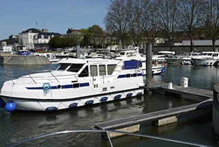Hausboot-Hafen in Cognac