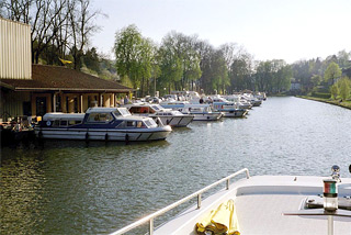 Hausboot-Hafen in Fontenoy-le-Château