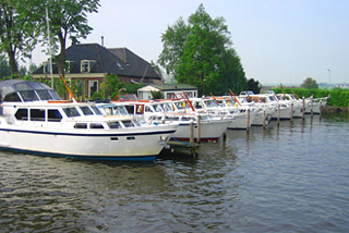 Hausboot-Hafen in Woubrugge