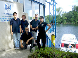 Hausboot-Team an der Basis Luzech