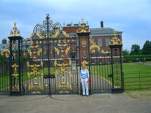 Heike vor dem Kensington Palace