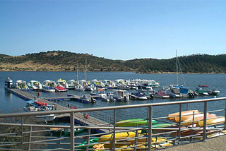 Hausboot-Hafen in Amieira
