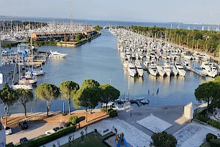 Hausboot-Hafen in Aprilia Marittima