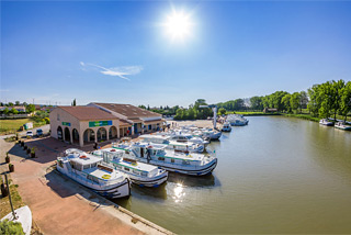 Hausboot-Hafen in Argens