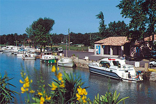 Hausboot-Hafen in Bellegarde