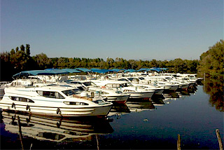 Hausboot-Hafen in Casale