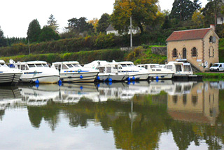Hausboot-Hafen in Châtillon-en-Bazois