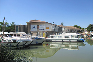 Hausboot-Hafen in Colombiers