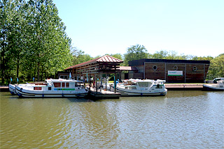 Hausboot-Hafen in Corbigny