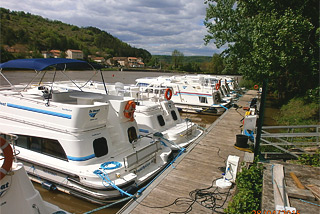 Hausboot-Hafen in Douelle
