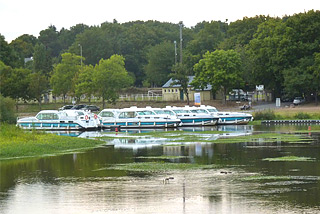 Hausboot-Hafen in Glénac