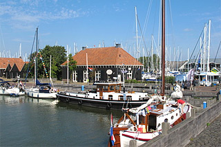 Hausboot-Hafen in Hindeloopen