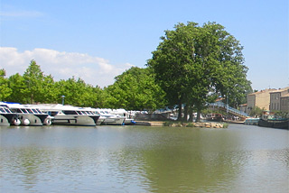 Hausboot-Hafen in Homps
