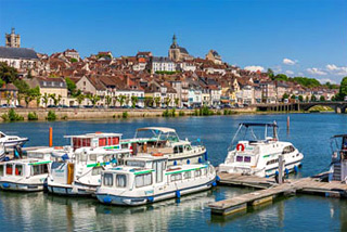 Hausboot-Hafen in Joigny