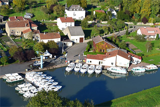 Hausboot-Hafen in Lagarde