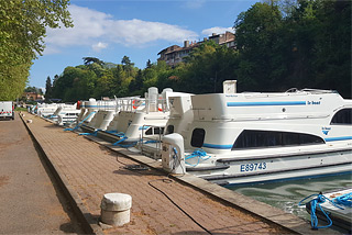 Hausboot-Hafen in Le Mas d