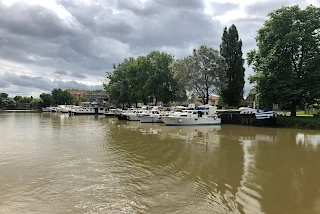 Hausboot-Hafen in Louhans