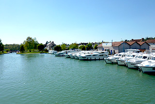 Hausboot-Hafen in Migennes