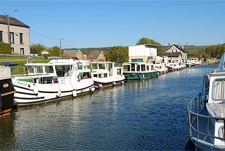 Hausboot-Hafen in Pont-à-Bar