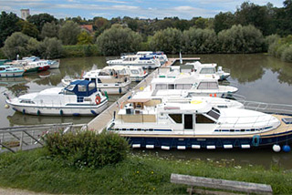 Hausboot-Hafen in Pontailler-sur-Saône
