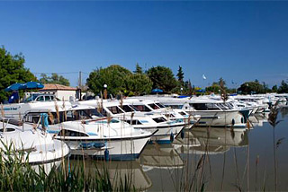 Hausboot-Hafen in Port Cassafières