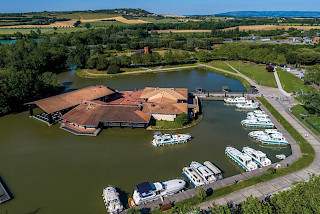 Hausboot-Hafen in Port Lauragais