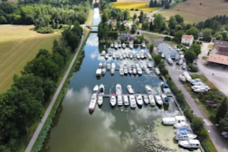 Hausboot-Hafen in Port de Savoyeux