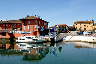 Hausboot-Hafen in Precenicco
