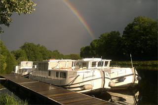 Hausboot-Hafen in Saint Martin sur Oust