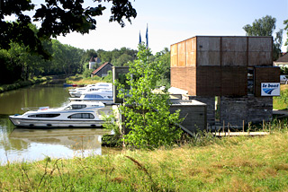 Hausboot-Hafen in Tannay