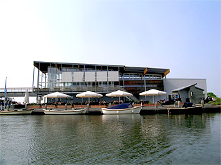 Blick auf das Restaurant der Hafenanlage