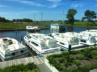 Hausboot-Flotte im Hafenbecken