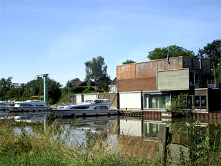 Hausboot-Basis im Burgund