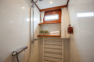 Bord-Dusche mit Handtuchheizung