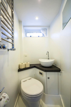 Bord-WC mit Waschbecken