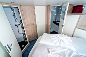 Heck-Kabine mit Doppelbett