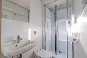 Bord-Badezimmer mit Dusche