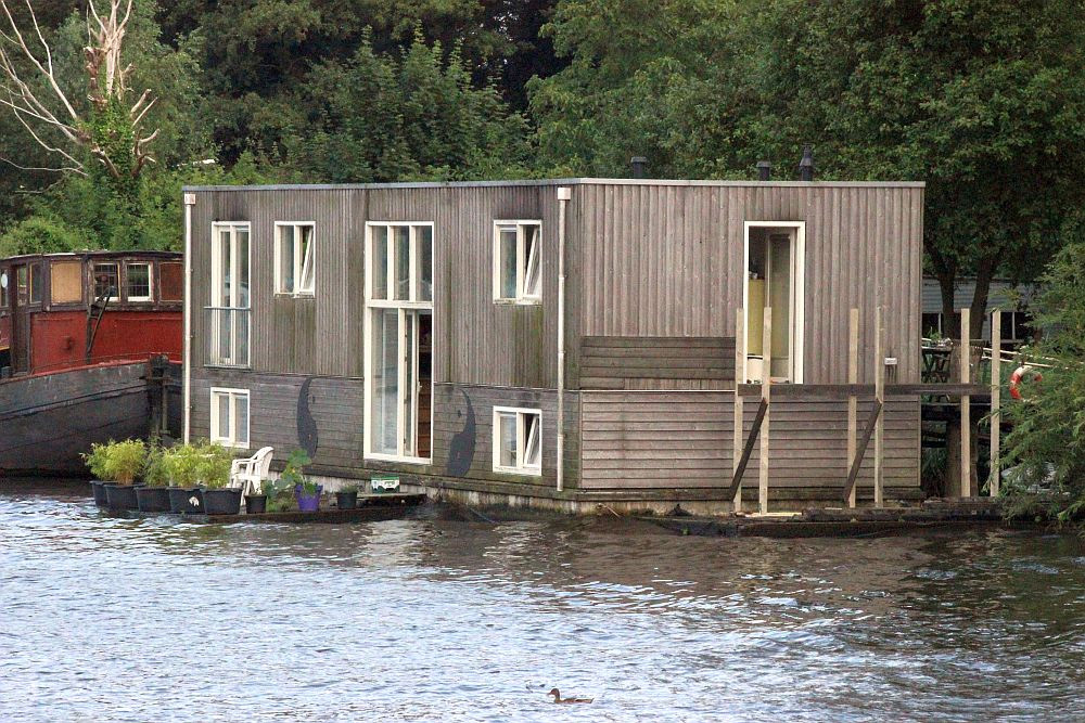 Holzhaus auf dem Wasser