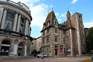 Agen: Ducourneau-Theater und Musée Municipal des Beaux Arts