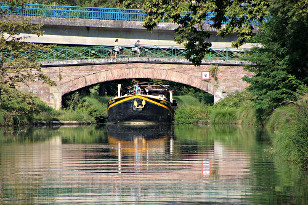 Niedrige Brücke über den Kanal