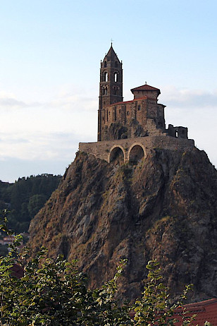 Kirche Saint-Michel d'Aiguilhe auf einem Basalthügel thronend