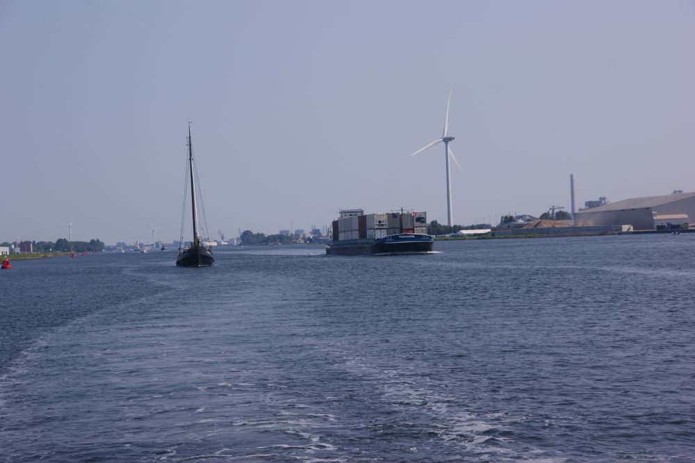 Verkehr hinter uns am Noordzeekanal