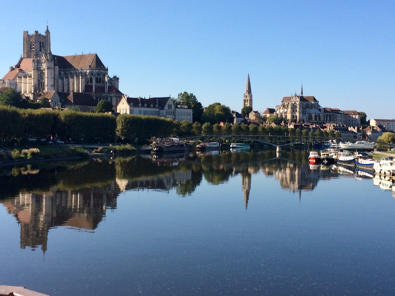 Auxerre vom Fluss aus gesehen