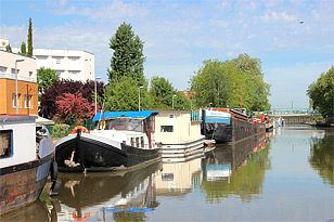 Bewohnte Frachtkähne entlang des Kanals