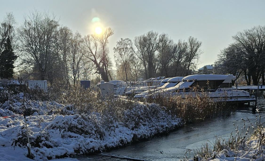 Hausboote im Schnee