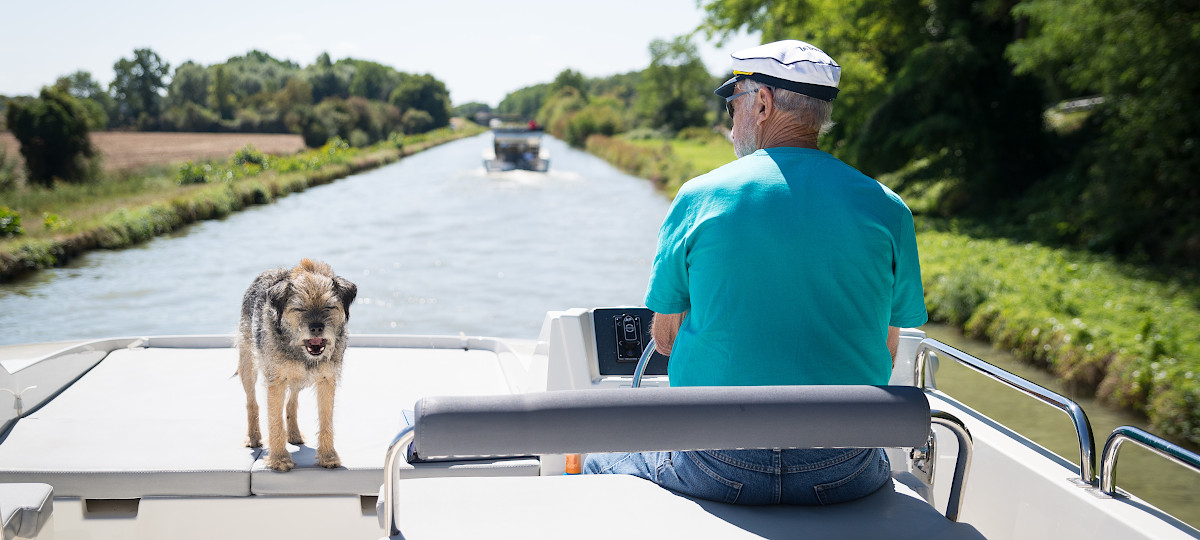 ©ClareMansell - Skipper mit treuem Begleiter / Burgundy Nivernais & Loiere